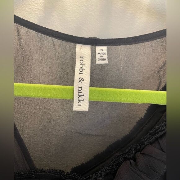 Robbi and Nikki black top with beautiful details - Picture 3 of 4